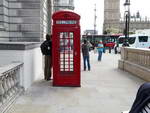 London  Spaziergang Whitehall-Parliament Street altes rotes Telefonhäuschen (GB).